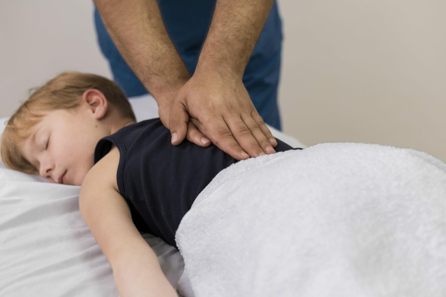 Justine Conessa Osteopathe A Lunel Osteopathy Patoient Getting Tretment Massage 1